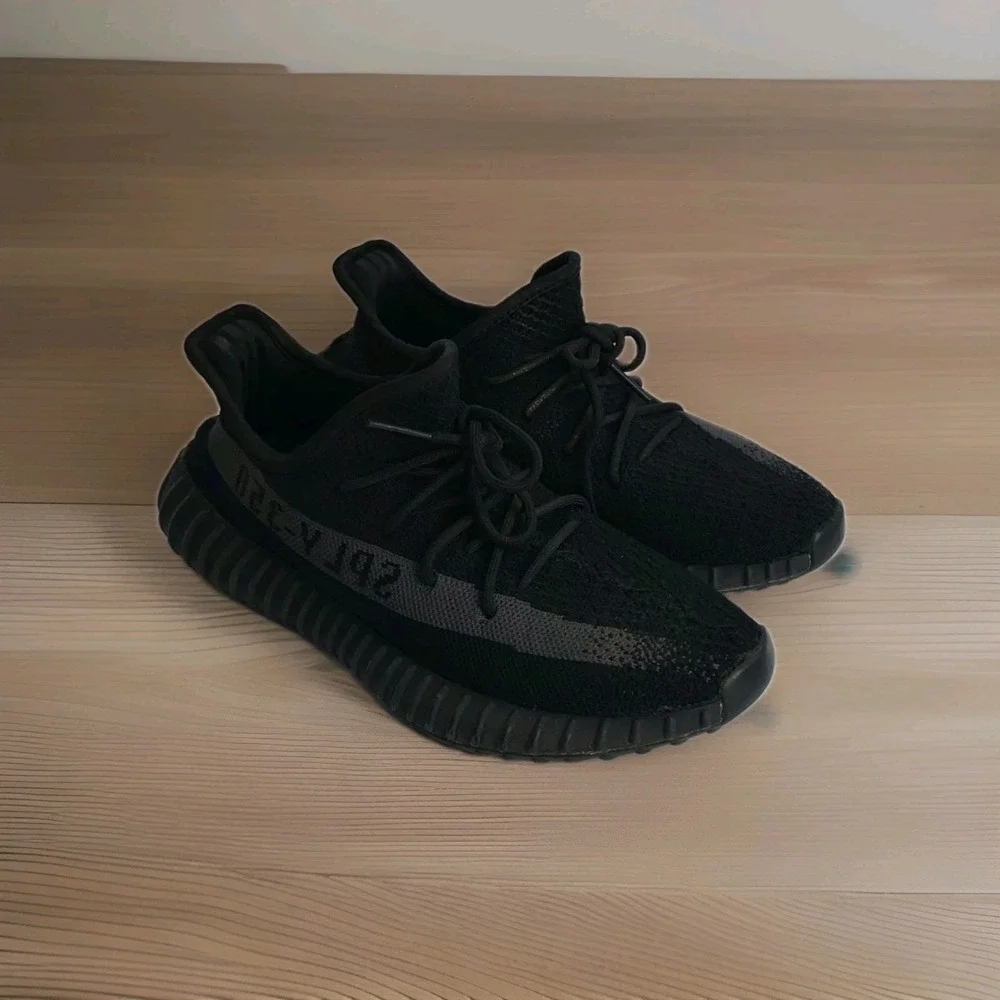Adidas Yeezy Boost 350 V2 Core Black/Grey Sneakers Men's Size 7 Non Reflective.